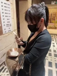 当着老公面被操 老公对不起我是人人都能操的贱货